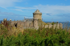 castello, torre, mare, nuvole, verde, cielo, cespugli, mura, azzurro