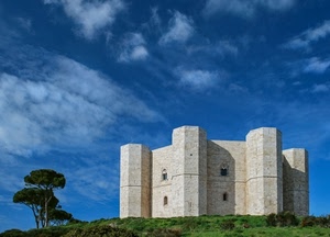 castello, nuvole, alberi, cielo, finestre, verde, torri, azzurro, blu, pini, erba, puglia, prato, pietra