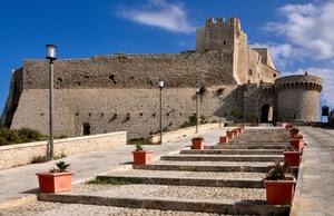 castello, lampioni, vasi, torre, cielo, nuvole, azzurro, scale, torrione, gradini, rocca, blu, merli, mura, piante