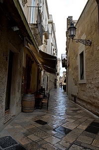 vicolo, lampione, botte, sedie, case, scorcio, selciato