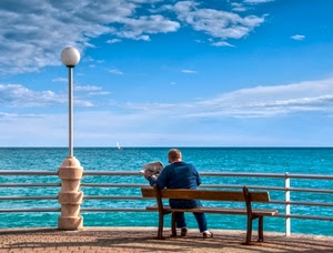 mare, panchina, lampione, leggere, giornale, uomo, cielo, nuvole, orizzonte, ringhiera
