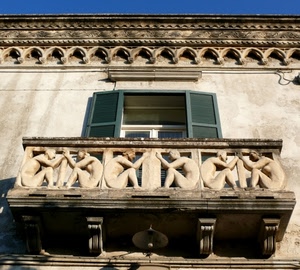 balcone, finestra, figure, persiane, cornicione, lampada, verde, decorazioni, prospettiva, terrazzo
