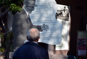 uomo, mano, cartello, foglie, blu, anziano, cappello, verde, leggere, lettera, spalle, ombre, sagoma, scritte, foto