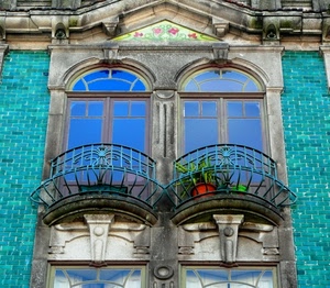 finestre, balconi, vetri, ringhiere, verde, archi, piastrelle, azzurro, due, vaso, pianta