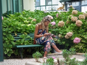 fiori, panchina, verde, donna, ragazza, ortensie, libro, seduta, leggere, foglie, siepe, piante, lettura, scarpe