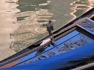 gondola, acqua, venezia, blu, statuetta, statua, riflesso, azzurro, riflessi