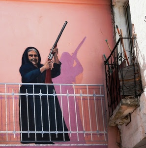 fucile, murales, ringhiera, balcone, donna, ombra, murale, vecchia, arma, dipinto