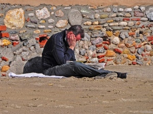muro, sabbia, leggere, spiaggia, pietre, sassi, giornale, uomo, seduto, persona