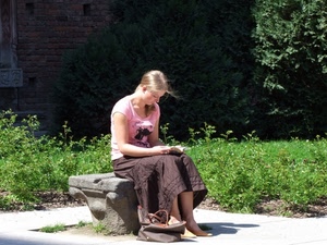 panchina, donna, borsa, leggere, seduta, libro, verde, lettura, giardino, ragazza, bionda, piante