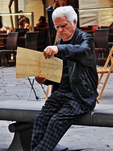 panchina, uomo, giubbotto, leggere, carta, capelli, foglio, mani, grigio, seduto, anziano, pantaloni, sedie