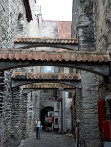 vicolo, tegole, archi, pietre, case, persone, borgo, gente, contrafforti, mura, mattoni