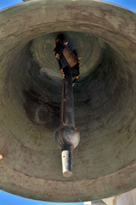 campana, batacchio, bronzo, ferro, azzurro, cielo, suono, interno