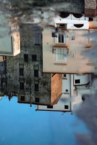 riflesso, acqua, pozzanghera, case, finestre, cielo, strada, palazzi, specchio