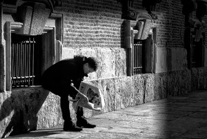 giornale, leggere, finestre, bianconero, ombra, uomo, seduto, nero, muro, bianco