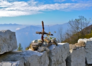 croce, nuvole, pietre, cielo, montagna, montagne, sassi, massi, alberi, panorama, legno, muro, azzurro, albero
