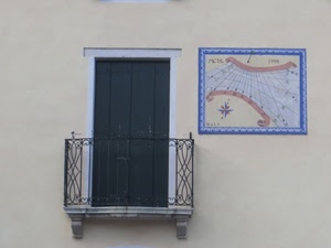 meridiana, balcone, ringhiera, porta, finestra, muro, imposte, orologio