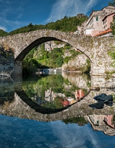 ponte, riflesso, fiume, case, acqua, arco, alberi, cielo, riflessi, verde, pietra, cerchio, pietre, rocce, azzurro, nuvole, bosco