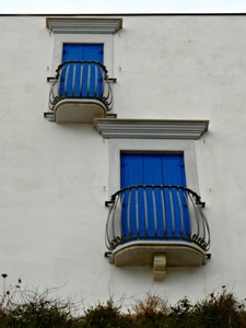 balconi, due, blu, finestre, ringhiere, azzurro, ringhiera, muro, bianco, casa, erba, persiane, porte, piante