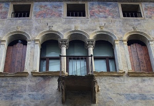 balcone, finestre, archi, colonne, trifora, vetri, palazzo, affreschi, facciata