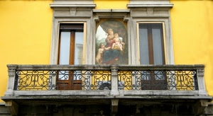 balcone, ringhiera, giallo, finestre, dipinto, affresco, pittura