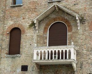 balcone, finestre, finestra, mattoni, marrone, archi, arco, tapparelle, tettoia, tapparella
