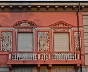 balcone, liberty, finestre, due, tapparelle, parapetto, rosa, colonnine, decorazioni, ringhiera, colonne, disegni