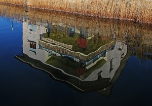 acqua, casa, riflesso, erba, finestre, fiume, balcone, canale, riflessi, ringhiera, blu, bianco