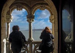 finestra, due, bifora, ponte, mare, archi, colonne, riflesso, affaccio, nuvole, donne, persone, balcone, colonna, cielo, vetro, vista