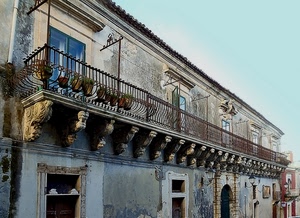 balcone, ringhiera, palazzo, finestre, vasi, porta