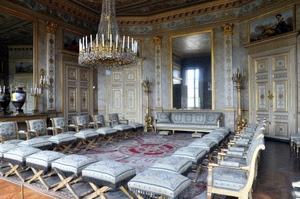 lampadario, sedie, tappeto, salone, divano, specchi, sala, specchio, porte, bianco