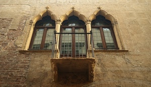 balcone, finestre, ringhiera, vetri, tre, archi, vetro, mattoni, muro, trifora