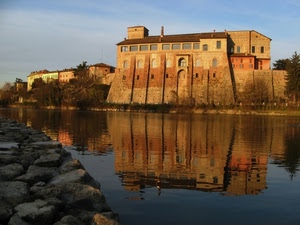 castello, fiume, acqua, alberi, riflesso, case, riflessi, cielo, finestre, fortezza, verde, pietre, azzurro, argine, sassi