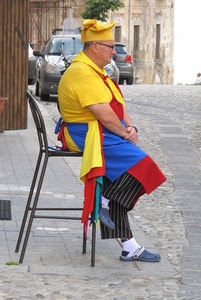 giallo, strada, sedia, uomo, rosso, auto, blu, cuoco, cappello, grembiule, seduto, sgabello, colori, ciabatte, righe, occhiali, zoccoli, azzurro, multicolore