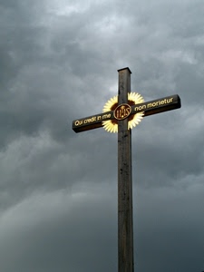 croce, legno, oro, nuvole, scritta, cielo, grigio