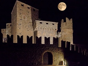 merli, castello, luna, notte, notturno, torri, porta, portone, finestre, mura, nero, arco, cielo, luci, torre