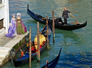 gondole, venezia, acqua, maschere, gondoliere, pali, carnevale, canale, due, donne, nero, costumi, dame, remo, riflessi, giallo