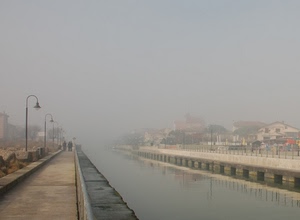 lampioni, nebbia, canale, case, fiume, acqua, persone, strada, molo