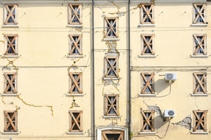 finestre, condizionatori, palazzo, sbarrate, terremoto, legno, edificio, assi, facciata