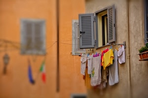 panni, persiane, giallo, finestre, finestra, bucato, bandiera, rosso, sfocato, lampione, arancione, imposte, stesi, ante, vasi