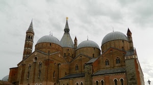 finestre, cupole, chiesa, nuvole, campanile, cielo, basilica, croci, campanili, bifore, padova, guglie, torri, archi