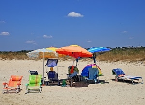 ombrelloni, sabbia, cielo, spiaggia, sdraio, lettini, asciugamani, ombra, colori, teli, nuvole, sedie, nuvola, ombrellone, verde, sedia, mare, erba, arancione