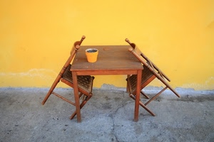 sedie, tavolo, muro, vaso, giallo, legno, tavolino, strada, due