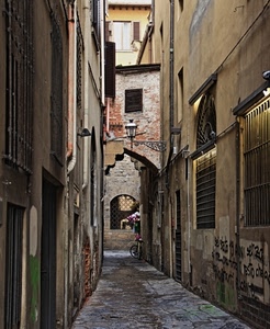 vicolo, lampione, bicicletta, finestre, arco, inferriate, grate, stretto