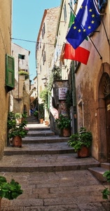 bandiere, vicolo, piante, gradini, vasi, scalini, rosso, case