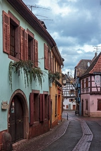 finestre, strada, case, portone, piante, nuvole, cielo, antenne, rosa, verde, porta, porte, scorcio, via, persiane, arancione, tetti, colori, azzurro