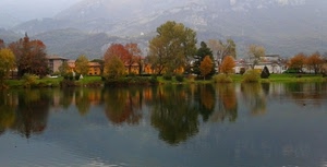 alberi, riflesso, acqua, lago, panorama, autunno, case, montagne