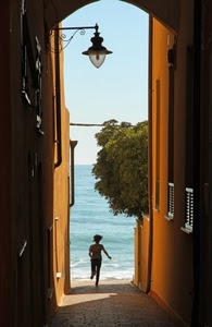 lampione, mare, vicolo, finestre, albero, arco, acqua, scorcio, corsa, persona, cielo, bambino, ombre, grondaie, alberi