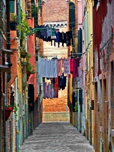panni, vicolo, finestre, bucato, colori, stesi, fili, case, via, lampione, vasi, palazzi, muri, porte, piante