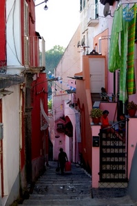 vicolo, panni, cancello, gradini, bucato, scale, verde, scala, porta, persone, rosa, case, donna, vasi, scalini, colori, rosso, bandierine