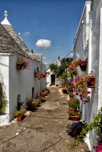 trulli, fiori, vicolo, bianco, alberobello, puglia, gerani, cielo, vasi